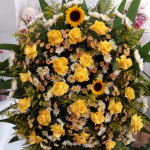 coroa de flores do campo com rosas