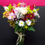 flores-do-campo-com-rosas-no-vidro