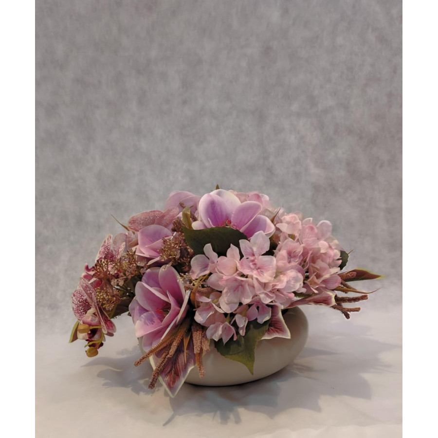 ARRANJO COM FLORES PERMANENTES HORTÊNCIAS E MAGNÓLIAS