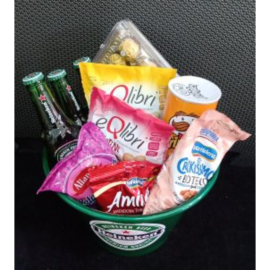 Balde com petiscos e cerveja Heineken