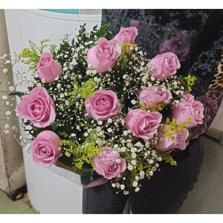 Buquê tradicional com 12 rosas