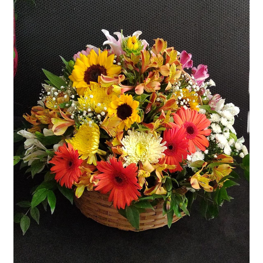 Cesta de flores do campo com rosas