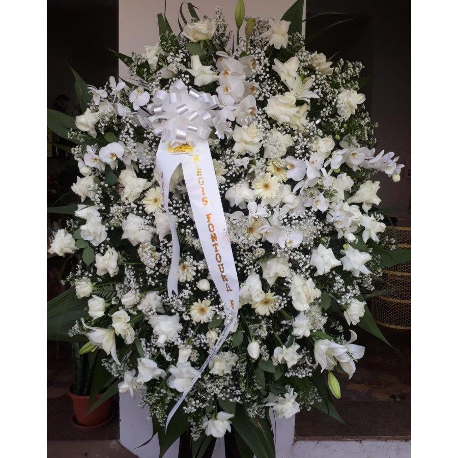 Coroa de flores de rosas e orquídeas