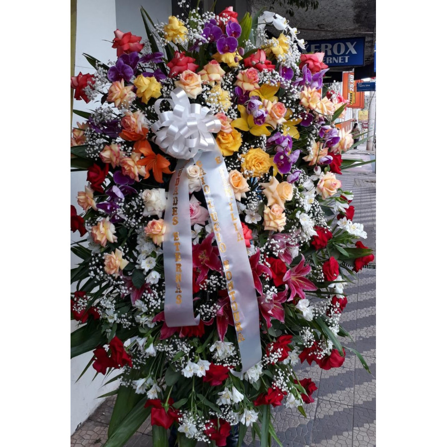 Coroa de flores de rosas e orquídeas