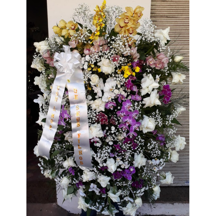 Coroa de flores de rosas e orquídeas