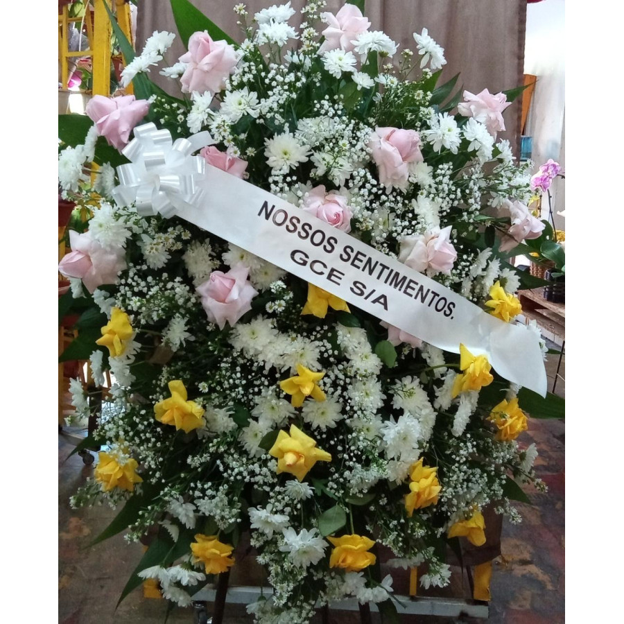 Coroa de flores do campo com rosas