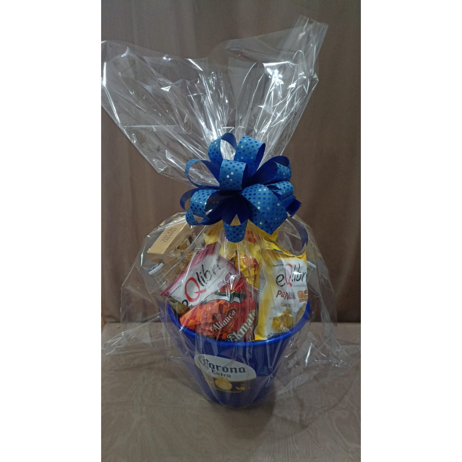 Balde com petiscos e cerveja Corona