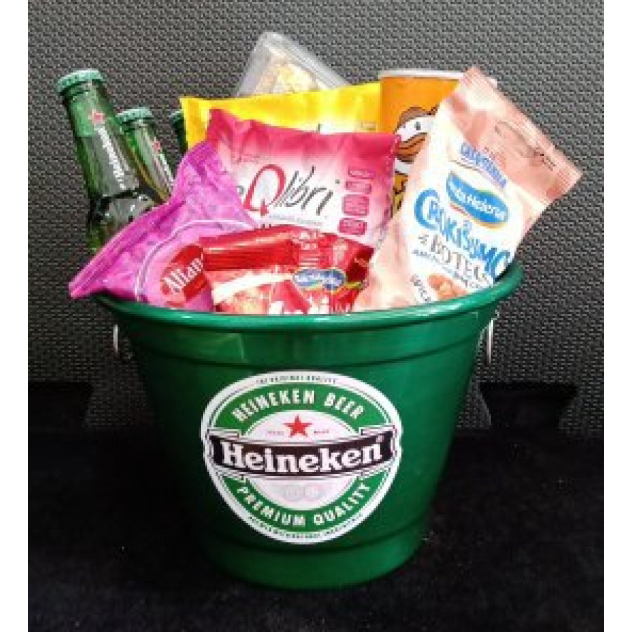 Balde com petiscos e cerveja Heineken