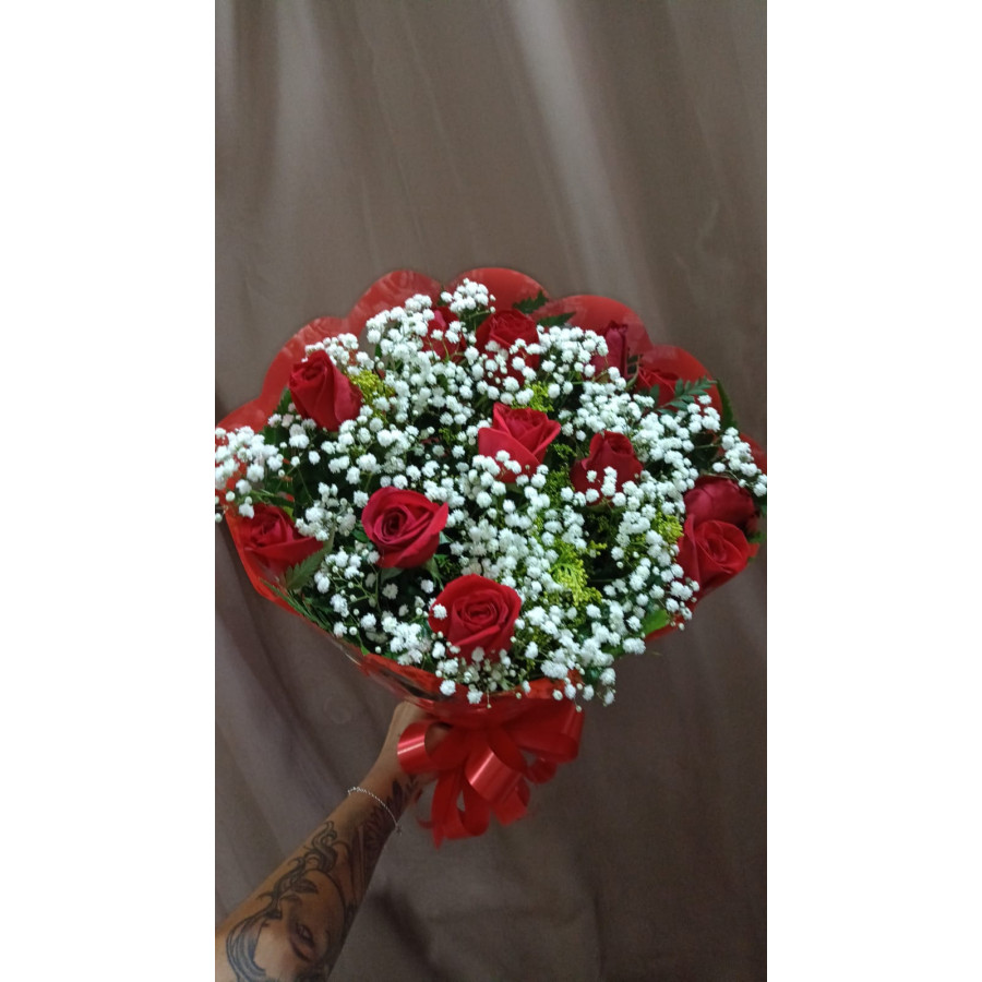 Buquê tradicional com 12 rosas