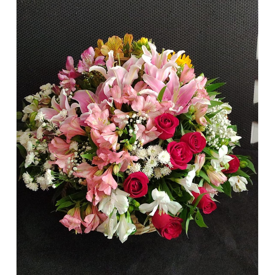 Cesta de flores do campo com rosas