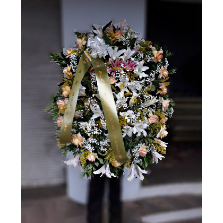 Coroa fúnebre com flores nobres