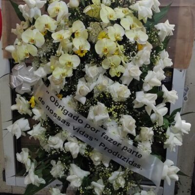 COROA FÚNEBRE COM ROSAS E ÓRQUIDEAS